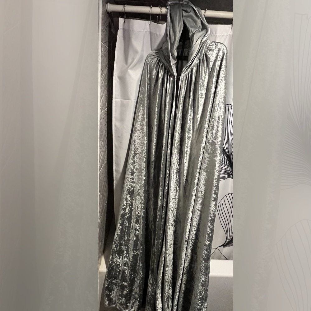 Elegant Silver Velvet cape - Picture 3 of 3